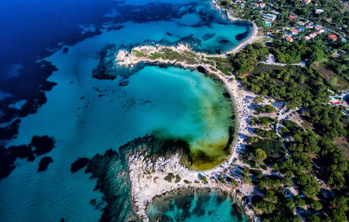 Ημιβυθισμένη λέμβος στη θαλάσσια περιοχή Αμπελίτσι Σιθωνίας