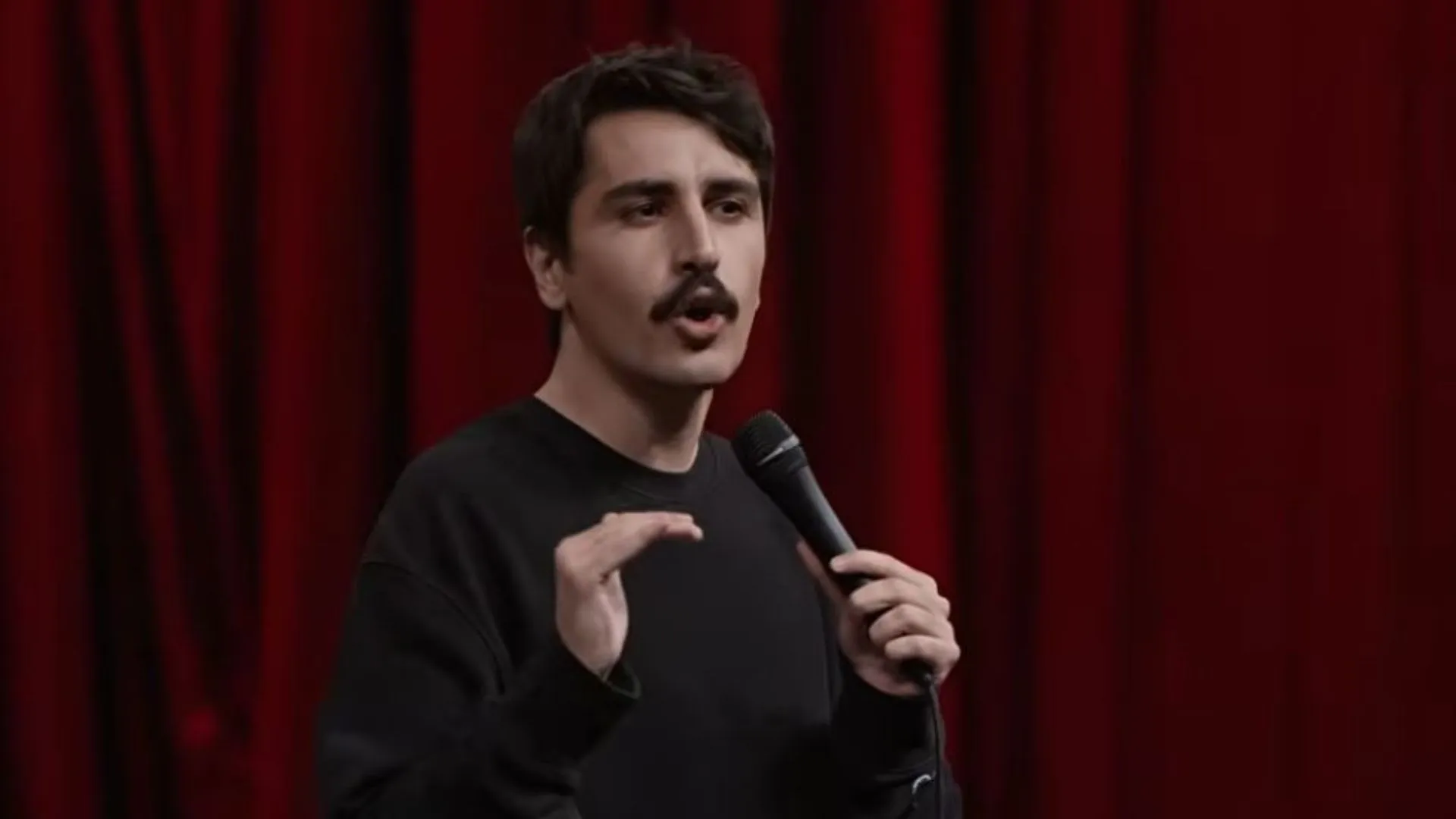 Ο Τούρκος κωμικός Ντενίζ Γκοκτάς σε stand-up παράσταση