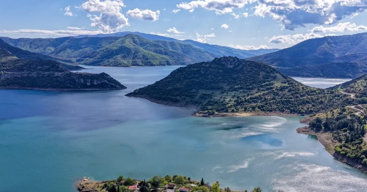Δίκτυο ύδρευσης και σωλήνες νερού σε αστική περιοχή