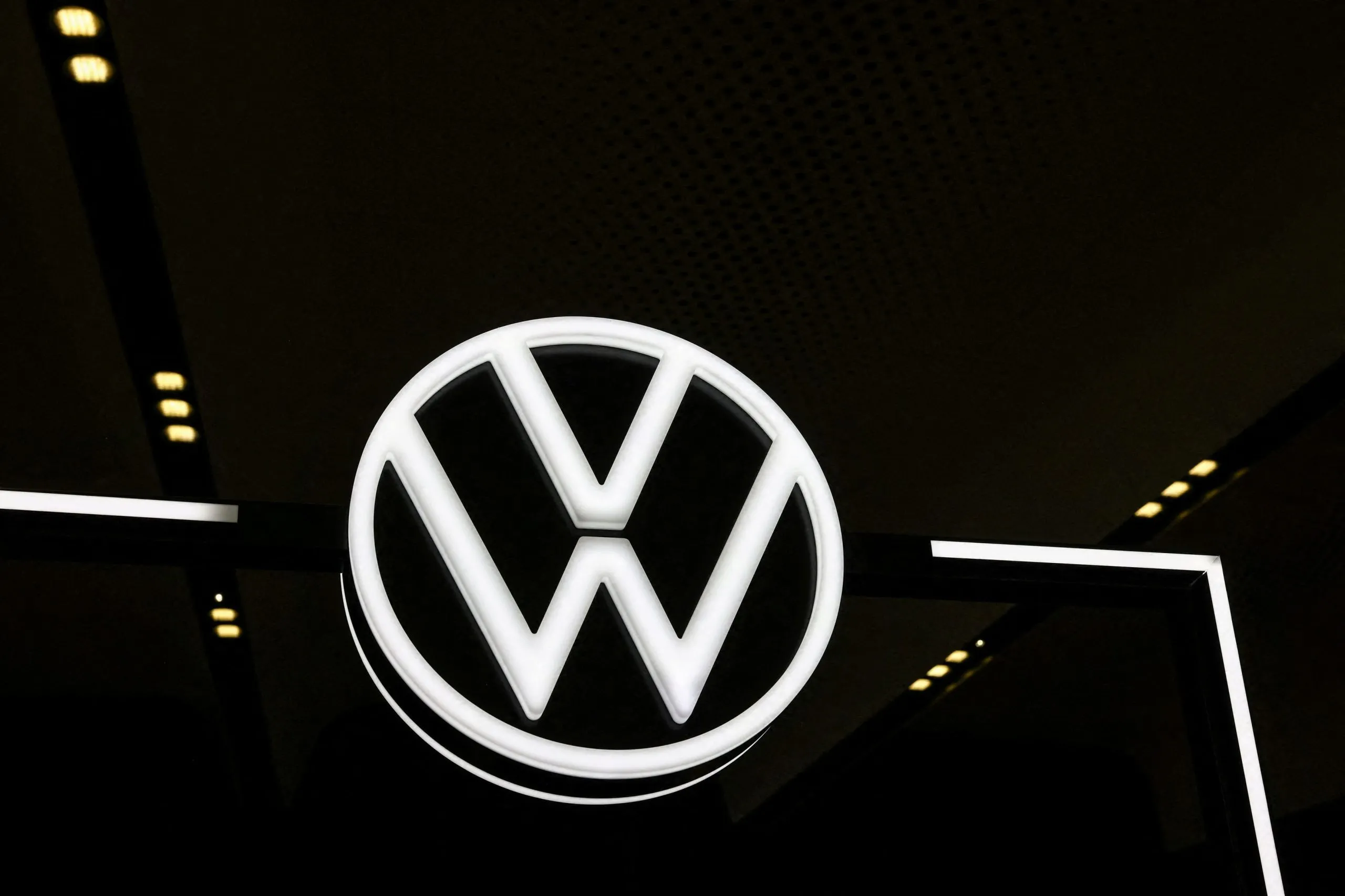 Εργαζόμενοι της Volkswagen διαδηλώνουν στο Βόλφσμπουργκ