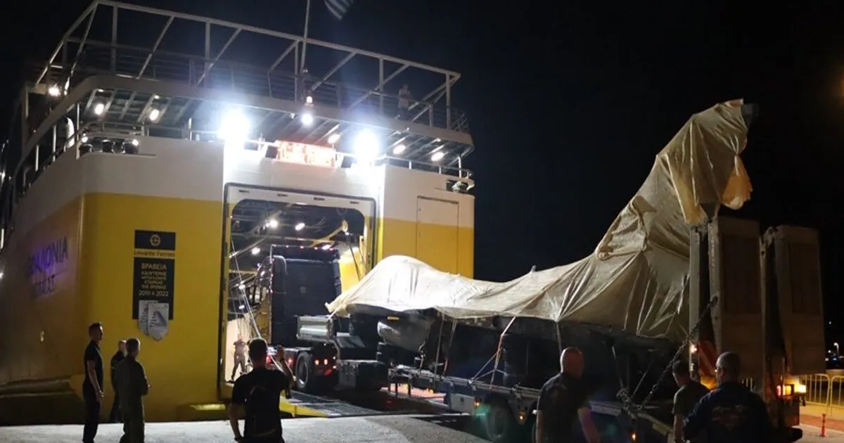 Το F-16 μεταφέρεται στο λιμάνι της Ζακύνθου για επιβίβαση σε πλοίο
