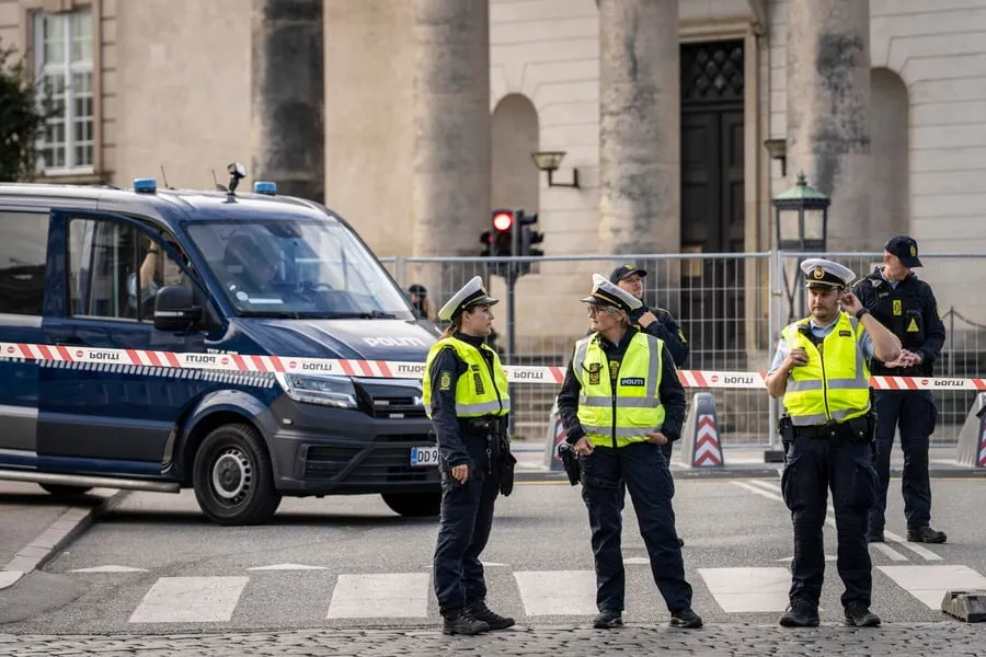 Αστυνομικά οχήματα στον τόπο των πυροβολισμών στη Δανία