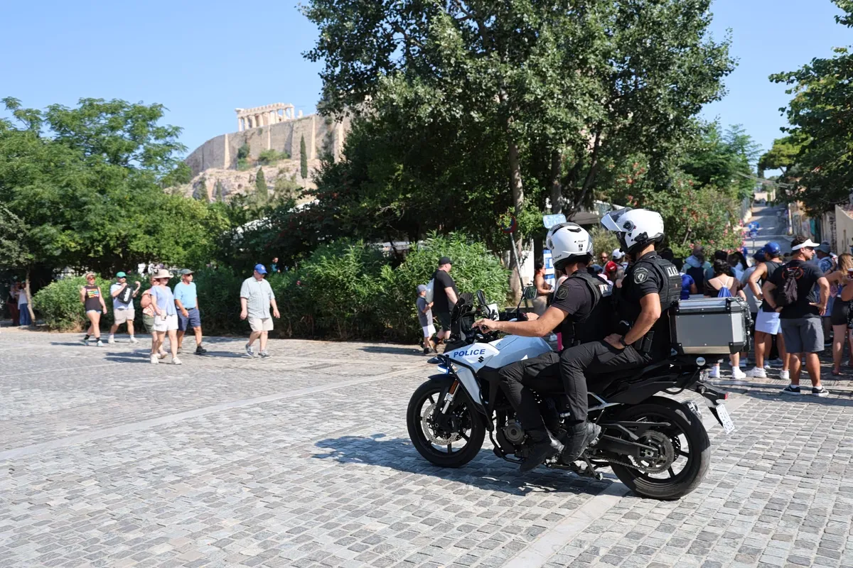 Αστυνομικοί έξω από τον αρχαιολογικό χώρο της Ακρόπολης