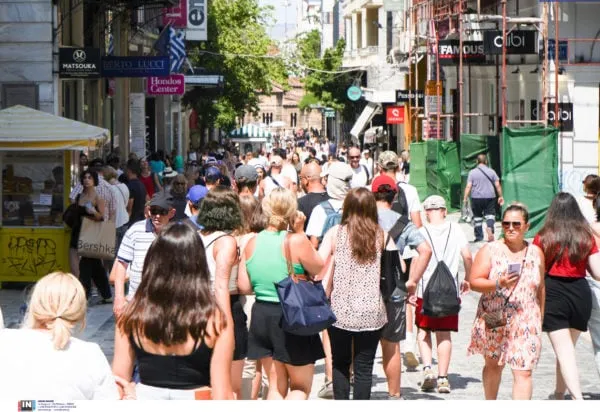 Βιτρίνα καταστήματος με πινακίδα θερινών εκπτώσεων