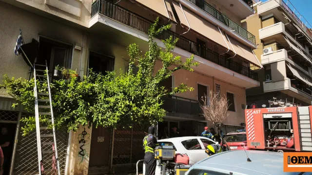 Πυροσβέστες επιχειρούν σε φωτιά διαμερίσματος στα Πατήσια