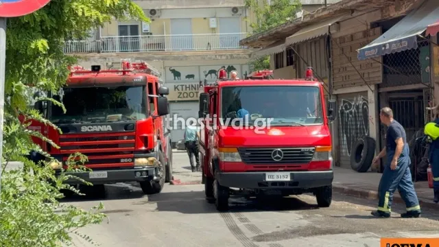 Πυροσβέστες επιχειρούν σε φωτιά διαμερίσματος στην Καλαμαριά