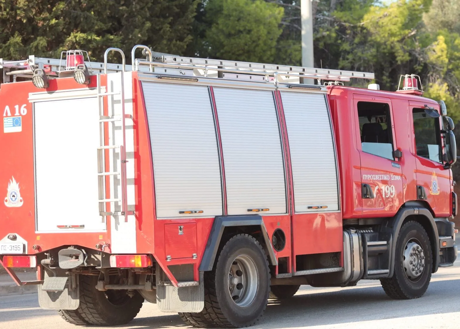 Πυροσβεστικό ελικόπτερο επιχειρεί σε πυρκαγιά κοντά στον Άγιο Αθανάσιο Θεσσαλονίκης