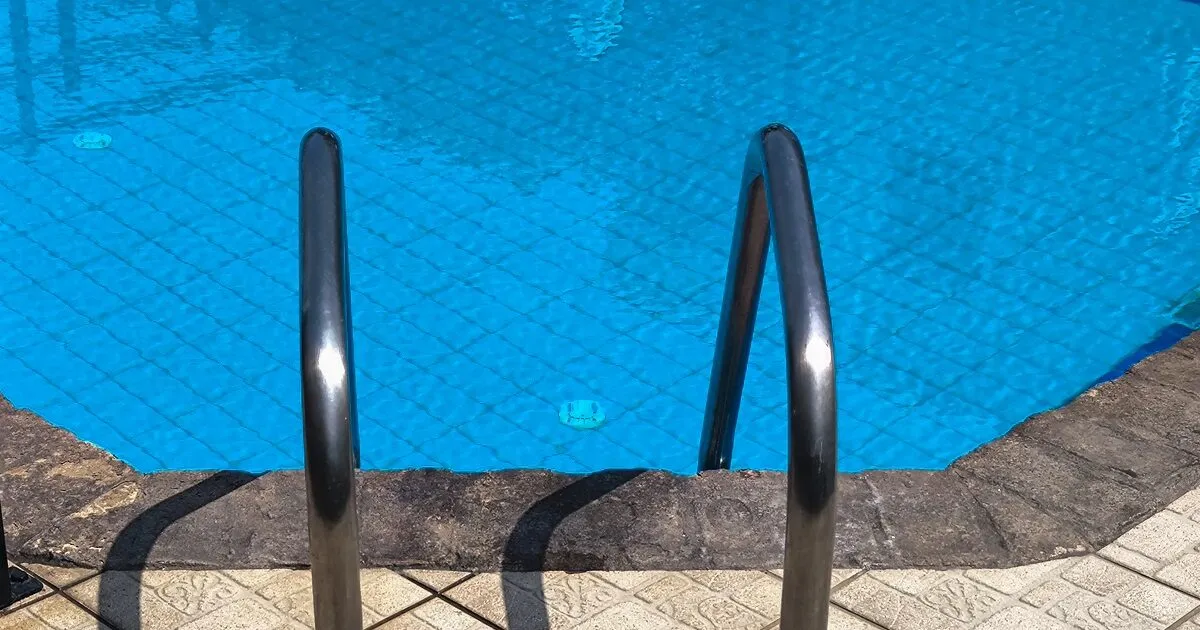 Πισίνα σε αυλή σπιτιού στην Καστοριά το καλοκαίρι