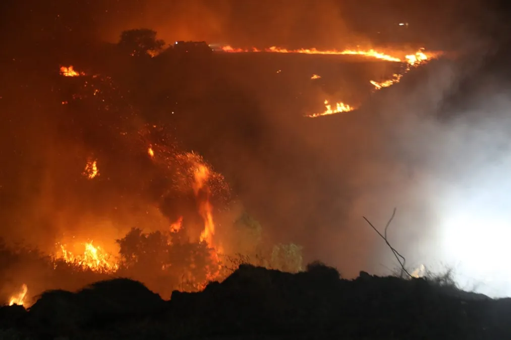 Πυκνός καπνός από τη φωτιά στο Ωραιόκαστρο Θεσσαλονίκης