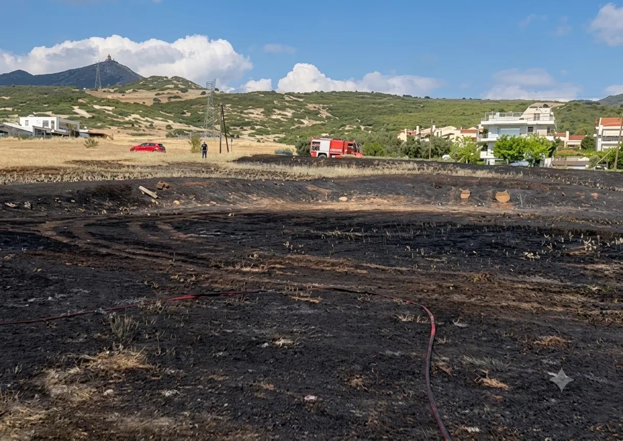Πυροσβέστες κατασβήνουν πυρκαγιά σε αγροτική έκταση