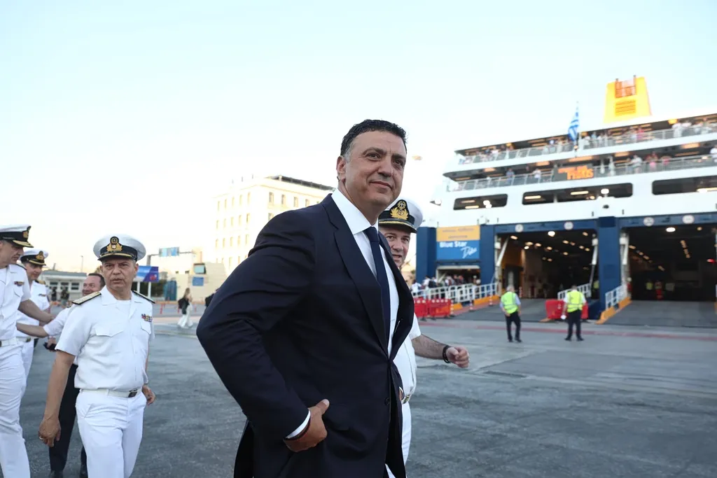 Ο Βασίλης Κικίλιας στο λιμάνι του Πειραιά