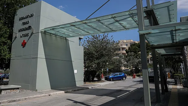 Πυροσβέστες έξω από το νοσοκομείο Σισμανόγλειο μετά τη φωτιά