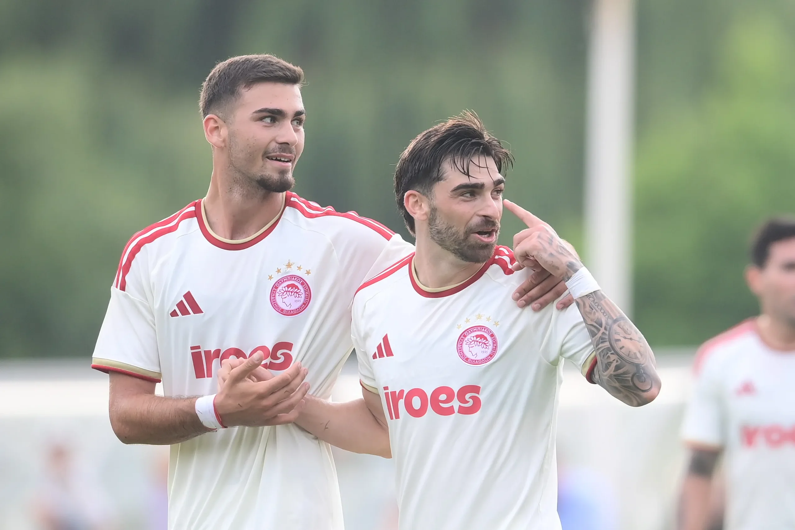 Ο Ζότα Σίλβα πανηγυρίζει γκολ με τη φανέλα του Ολυμπιακού