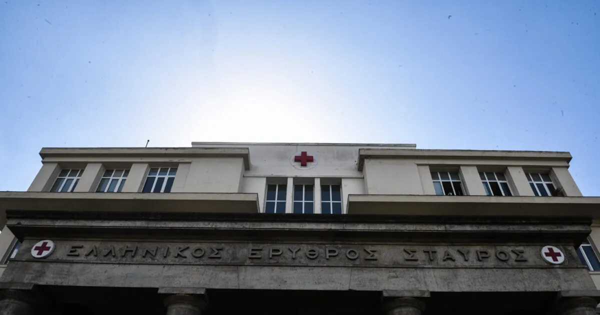 Ασθενοφόρο ΕΚΑΒ έξω από ξενοδοχείο στο Χαλάνδρι