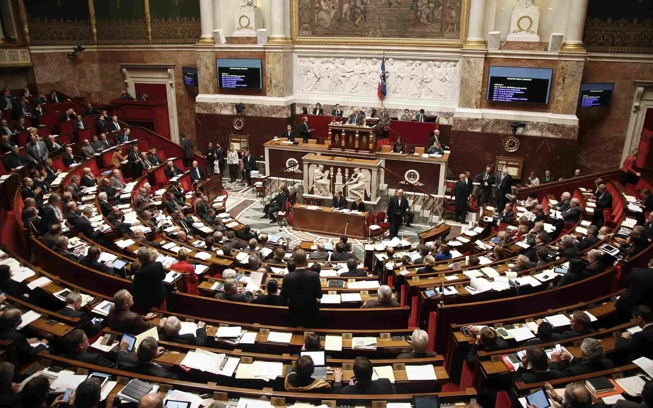 Έφηβος κρατά κινητό με εφαρμογές κοινωνικής δικτύωσης