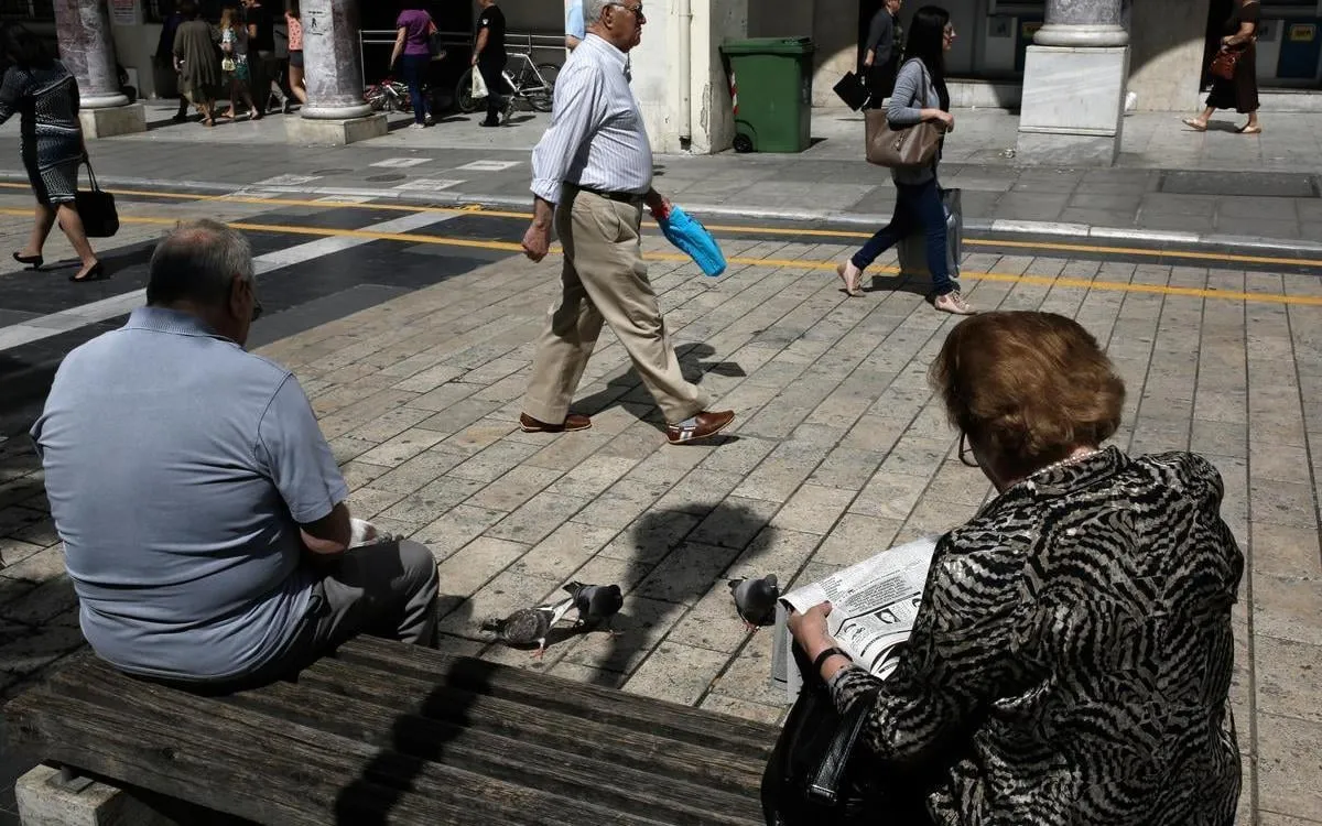 Συνταξιούχος ελέγχει ημερομηνίες πληρωμής σύνταξης e-ΕΦΚΑ
