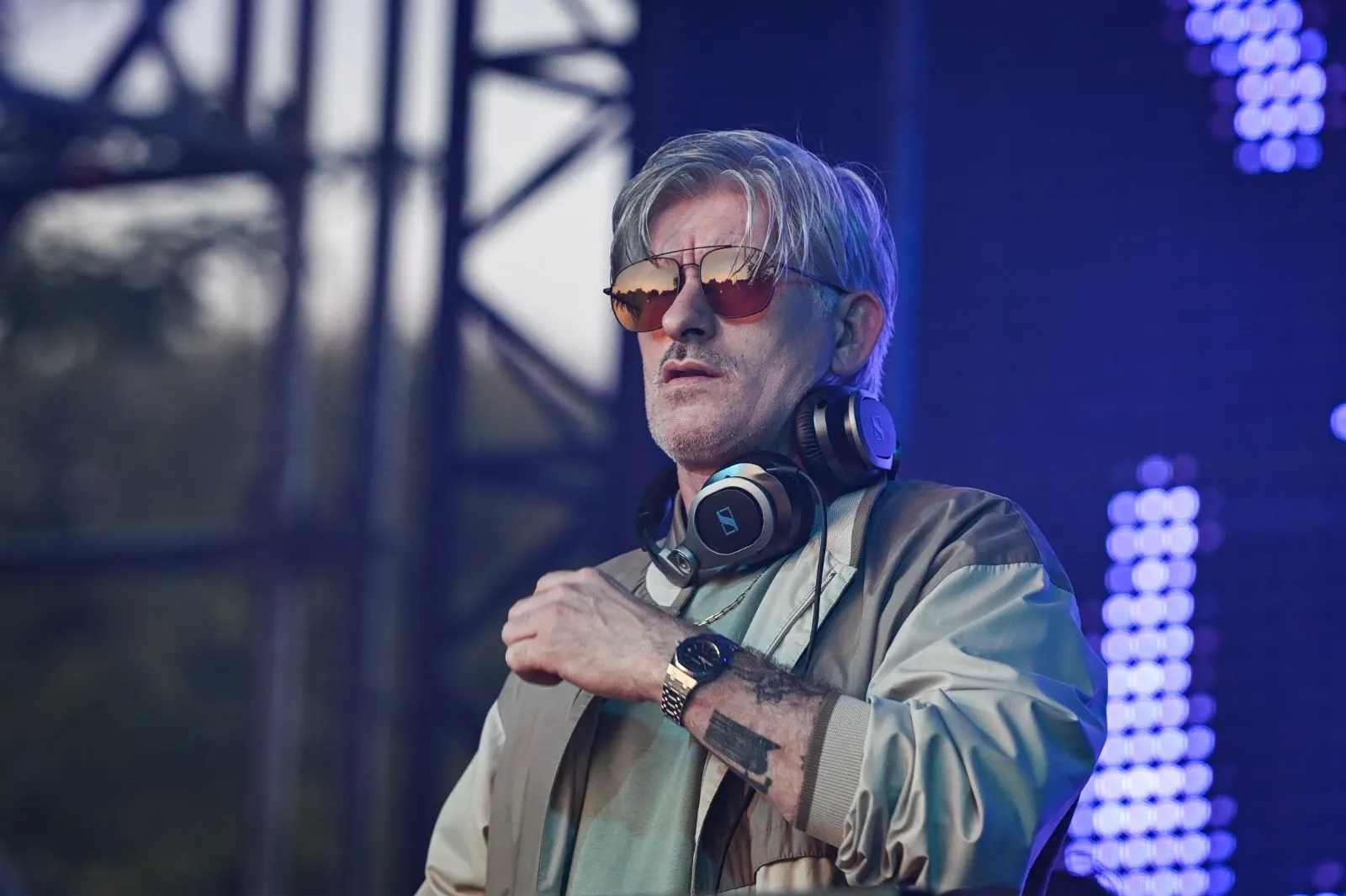 Ο DJ Kavinsky σε συναυλία με μικρόφωνο και ηχητικό εξοπλισμό