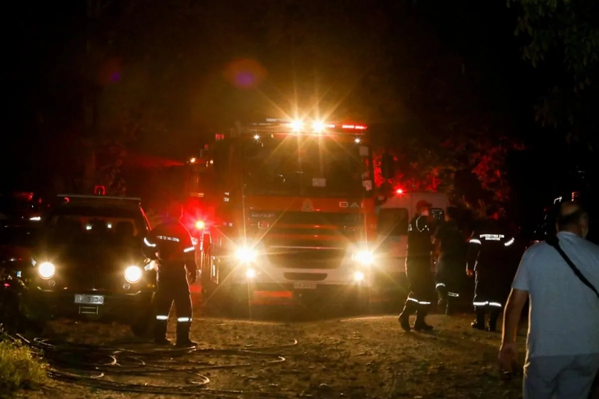 Πυροσβέστες επιχειρούν σε βυτιοφόρο με διαρροή μόλυβδου στην Εγνατία Οδό