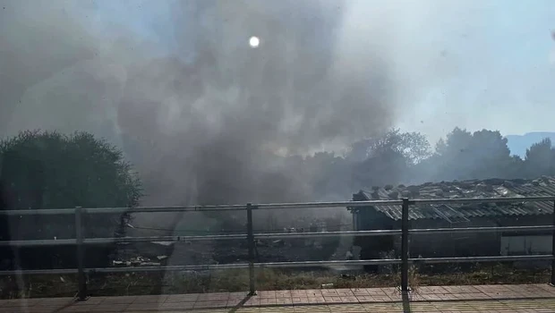 Πυροσβεστικά οχήματα σβήνουν φωτιά στο Πλατάνι Πάτρας