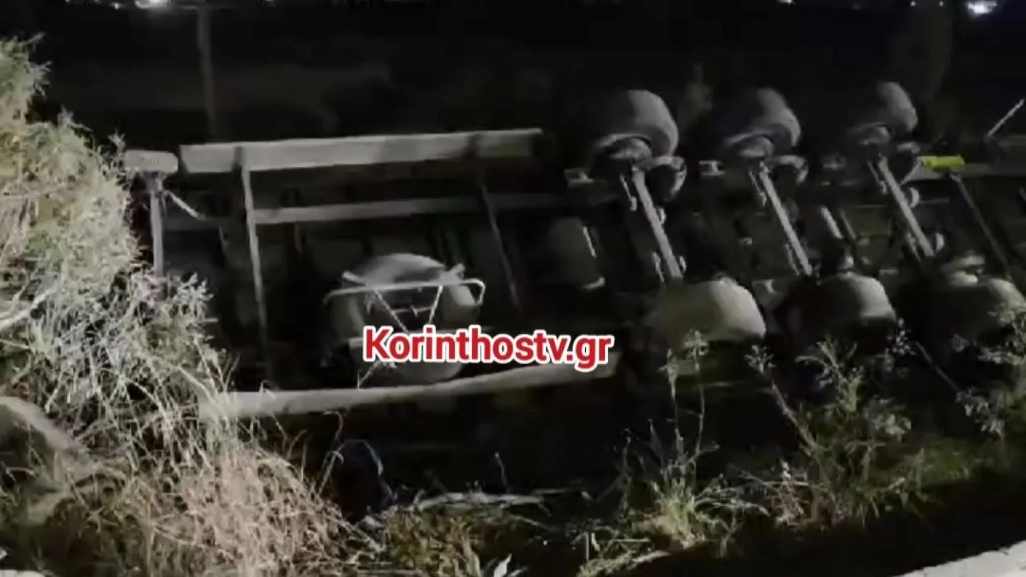 Ανατροπή νταλίκας σε χωράφι δίπλα στην εθνική οδό