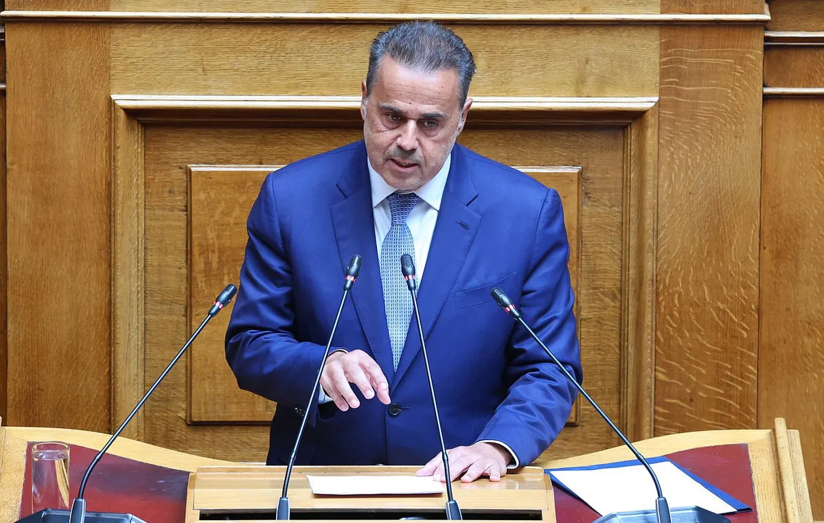 Ο υπουργός Σταύρος Παπασταύρου μιλά στη Βουλή
