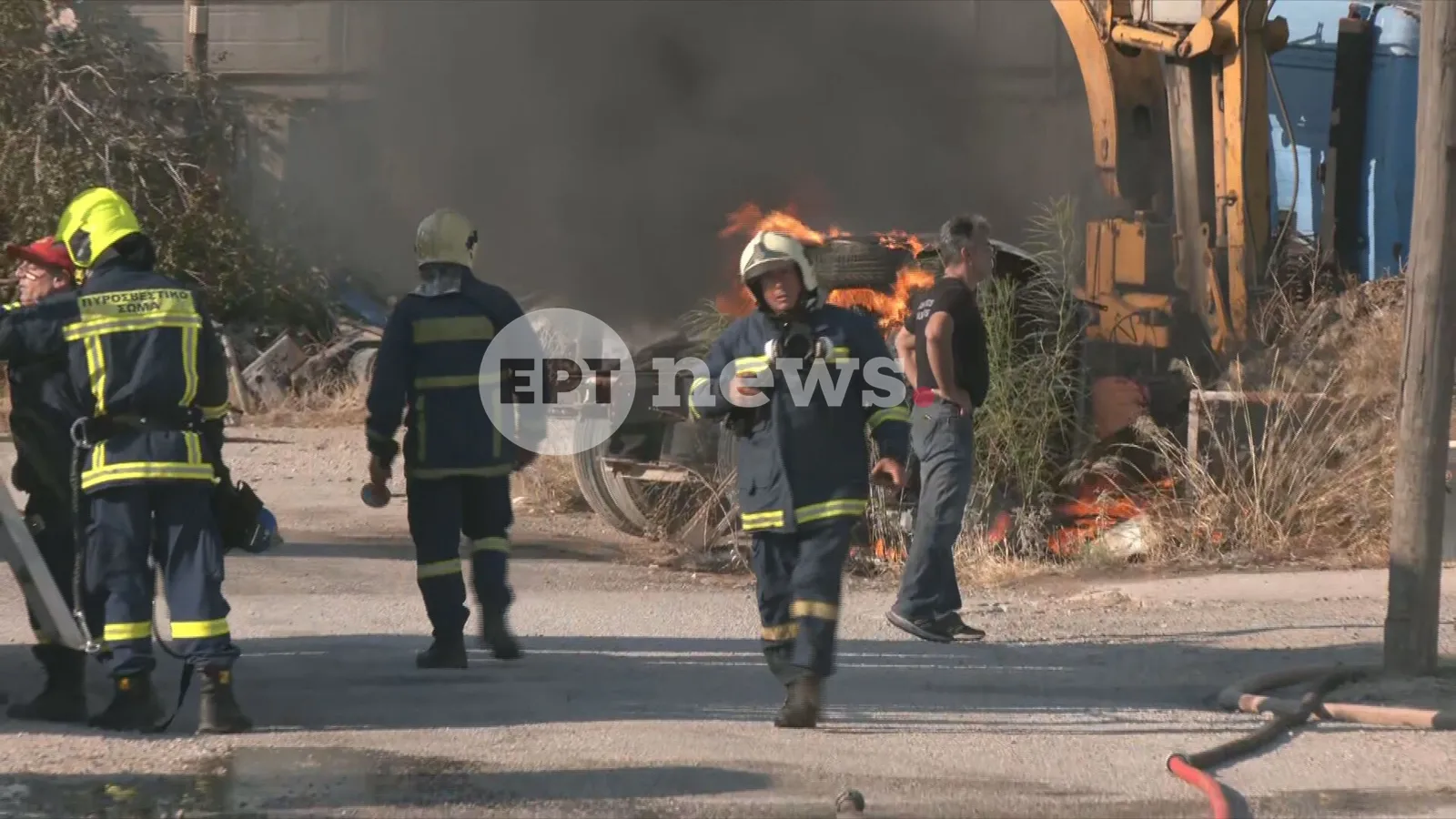 Πυροσβέστες επιχειρούν σε φωτιά στον Ασπρόπυργο