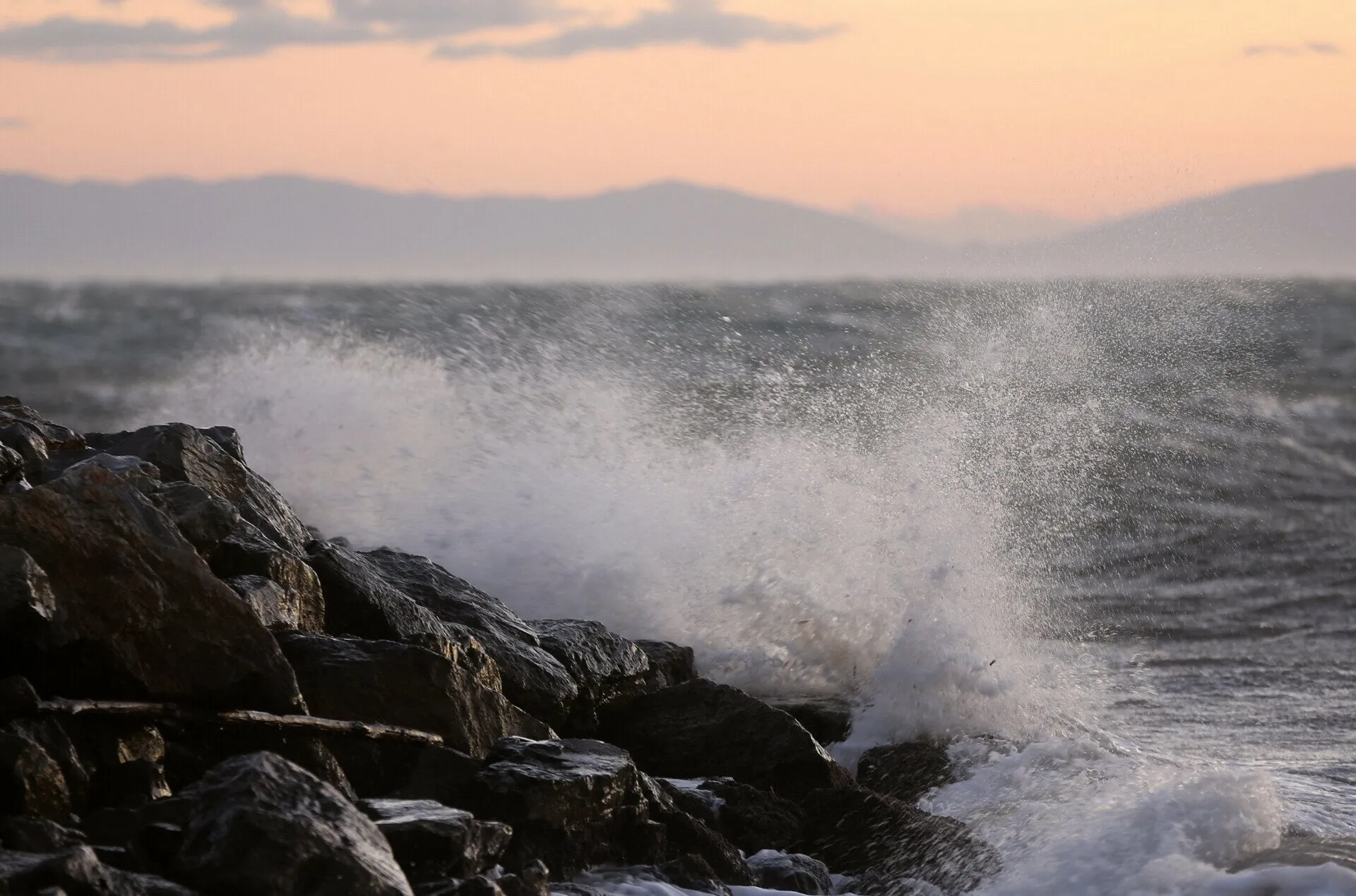 Πυρκαγιά και δυνατοί άνεμοι στην Ελλάδα το καλοκαίρι