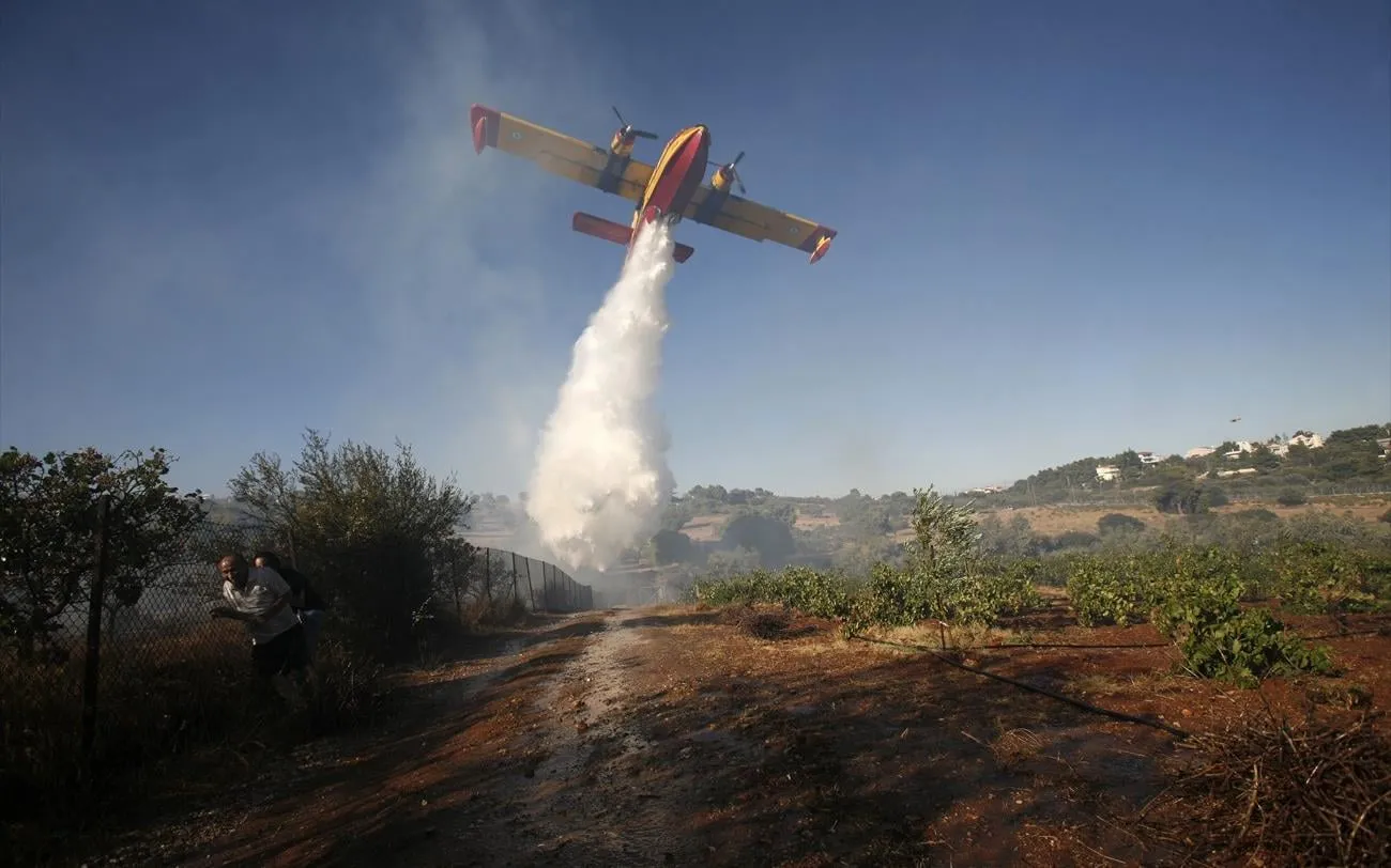 Πυροσβεστικά αεροσκάφη επιχειρούν σε φωτιά στο Αγρίνιο