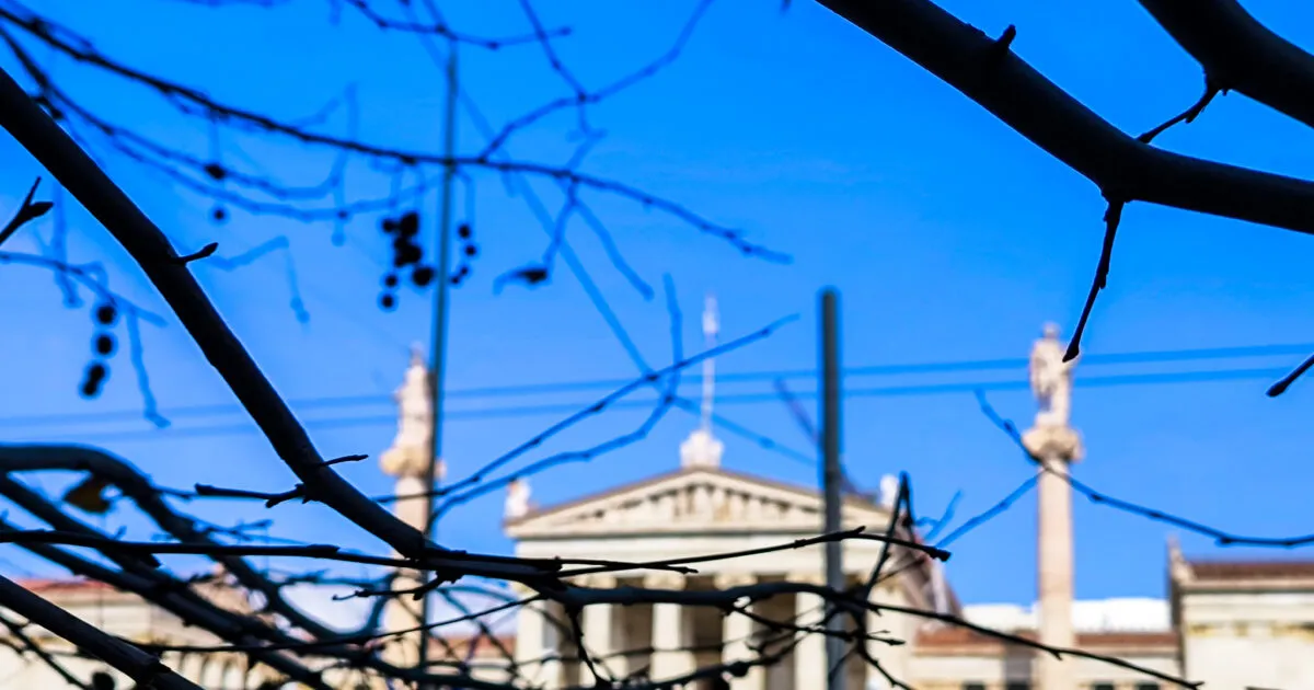 Χάρτης καιρού Ελλάδας με ήλιο και σύννεφα