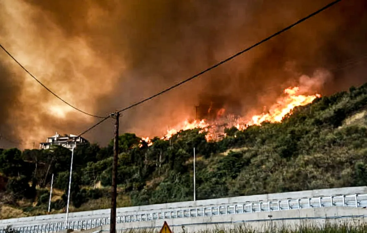 Πυροσβέστες σε επιχείρηση κατάσβεσης πυρκαγιάς στην Κεντρική Μακεδονία