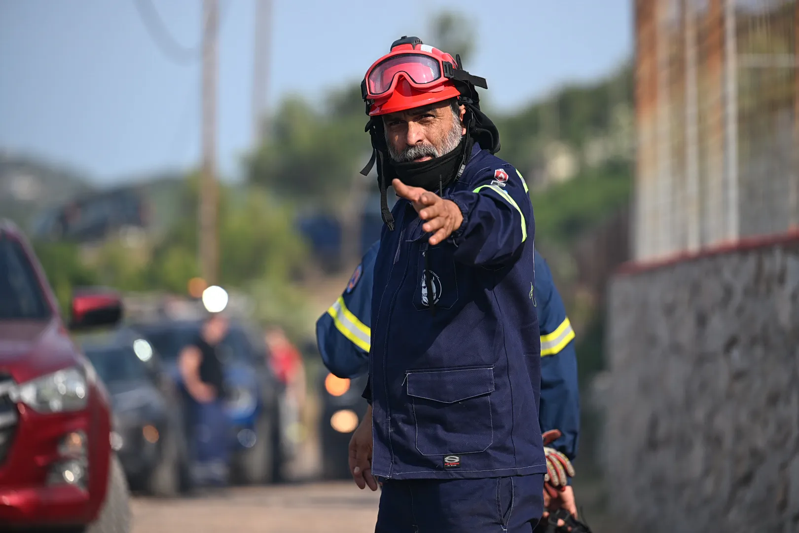 Πυροσβεστικά οχήματα σε επιχείρηση κατάσβεσης φωτιάς στην Αττική