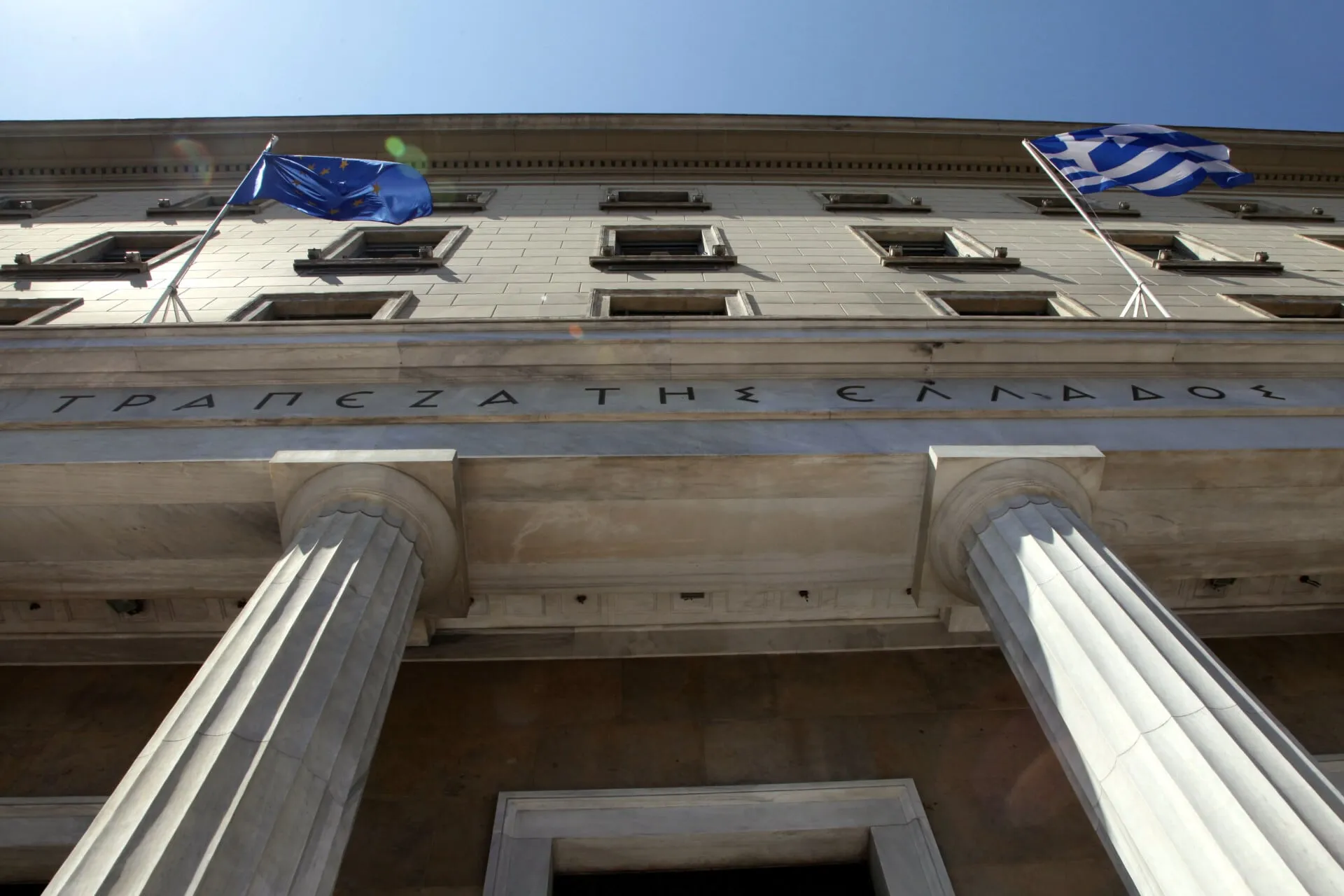 κτίριο Τράπεζας της Ελλάδος με στατιστικά καταθέσεων