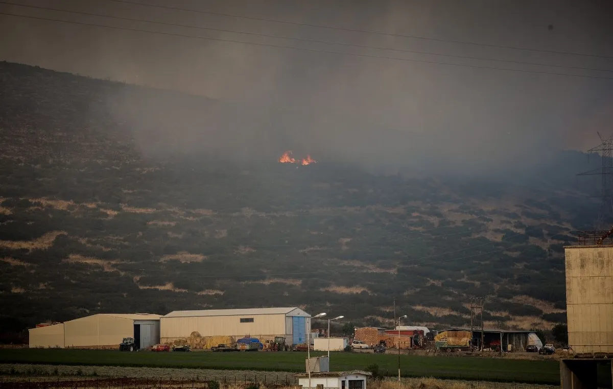 Πυροσβεστικά οχήματα επιχειρούν στην πυρκαγιά στο Καλαπόδι Φθιώτιδας