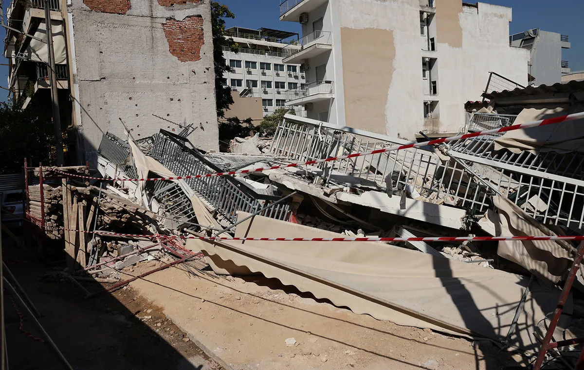 Μπάζα από κατάρρευση πολυκατοικίας στα Πετράλωνα