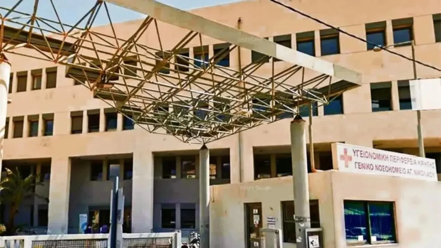 Ασθενοφόρο ΕΚΑΒ κοντά στο Δημαρχείο Αγίου Νικολάου Κρήτης