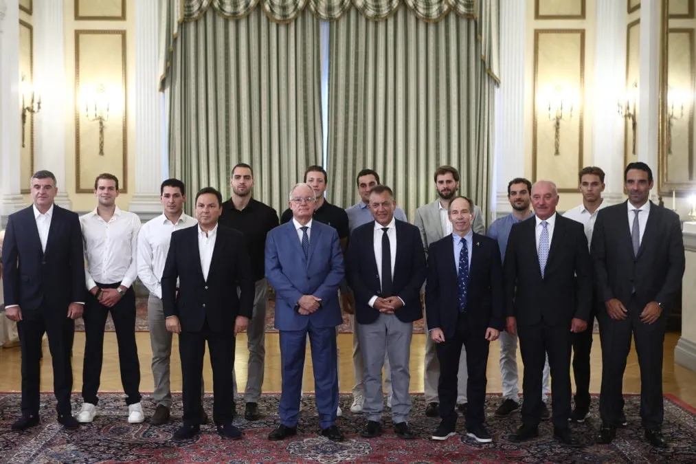 Ο Τασούλας με την Εθνική ομάδα πόλο ανδρών στο Προεδρικό
