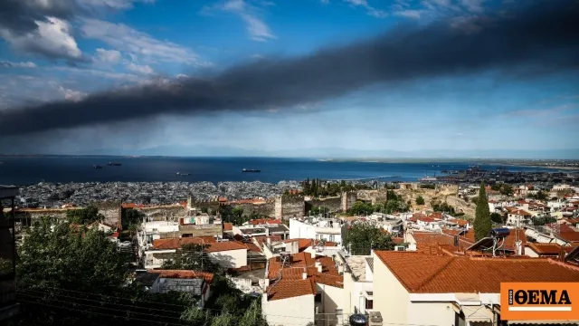 Πυκνός καπνός από τη φωτιά στο εργοστάσιο ανακύκλωσης στο Ωραιόκαστρο