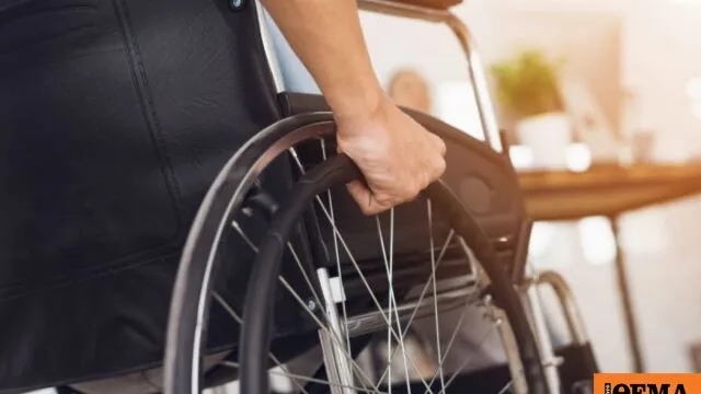 Άτομο με αναπηρία μαζί με τον προσωπικό του βοηθό