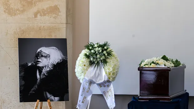 Πολύχρωμη πομπή στην κηδεία της Πάολα Ρεβενιώτη