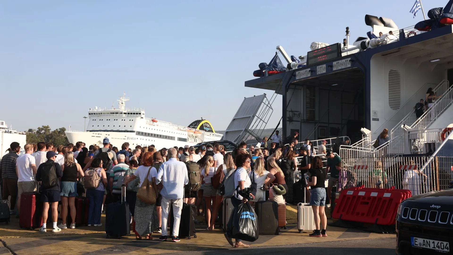 Επιβάτες περιμένουν στο λιμάνι του Πειραιά για αναχώρηση