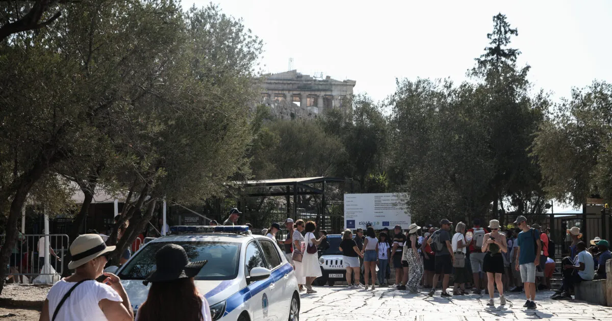 Αστυνομικοί στη νότια είσοδο της Ακρόπολης μετά την επίθεση