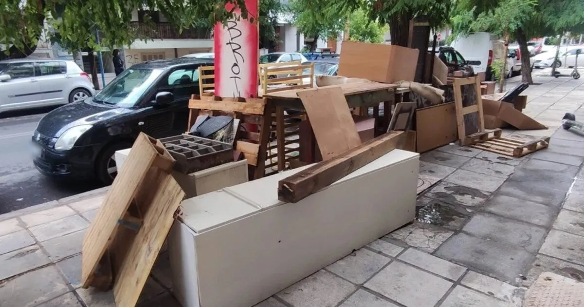 Παλιά έπιπλα εγκαταλελειμμένα στο πεζοδρόμιο στη Θεσσαλονίκη