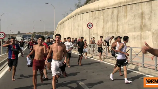 Μετανάστες φτάνουν κολυμπώντας στις ακτές της Θέουτα