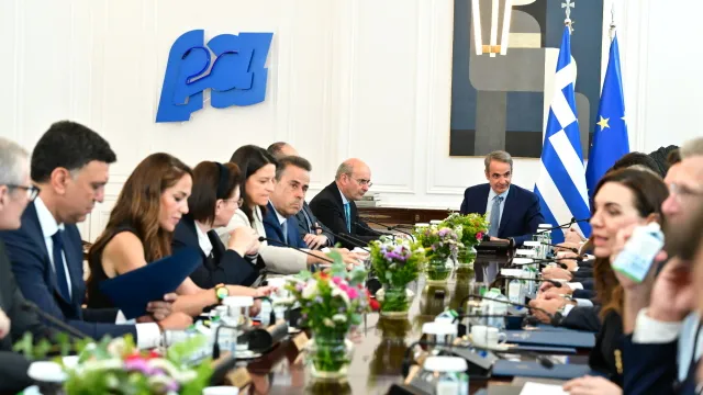 Ο Μητσοτάκης προεδρεύει στο Υπουργικό Συμβούλιο στο Μέγαρο Μαξίμου