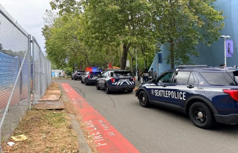 Αστυνομικές δυνάμεις στο Seattle Center μετά τους πυροβολισμούς