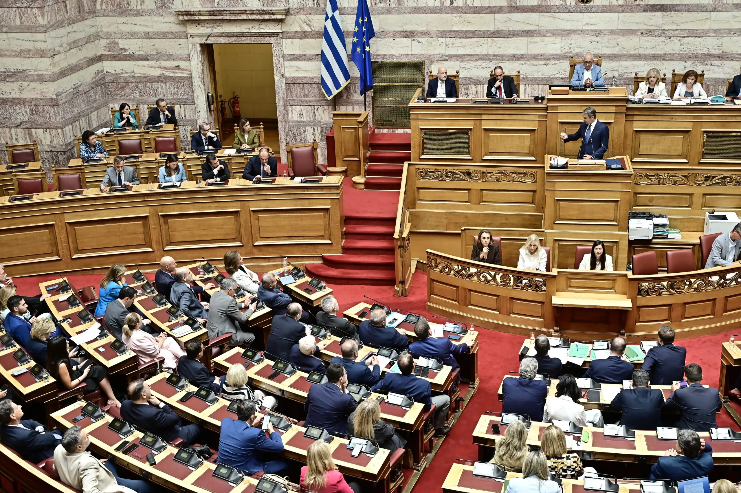 Ο Μητσοτάκης και ο Ανδρουλάκης στη Βουλή