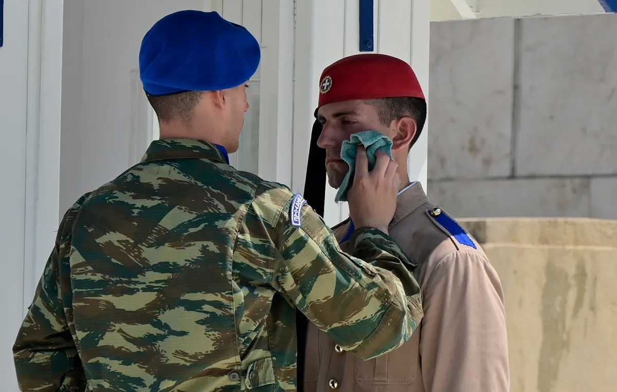 Εύζωνες ακίνητοι στη σκοπιά τους εν μέσω καύσωνα