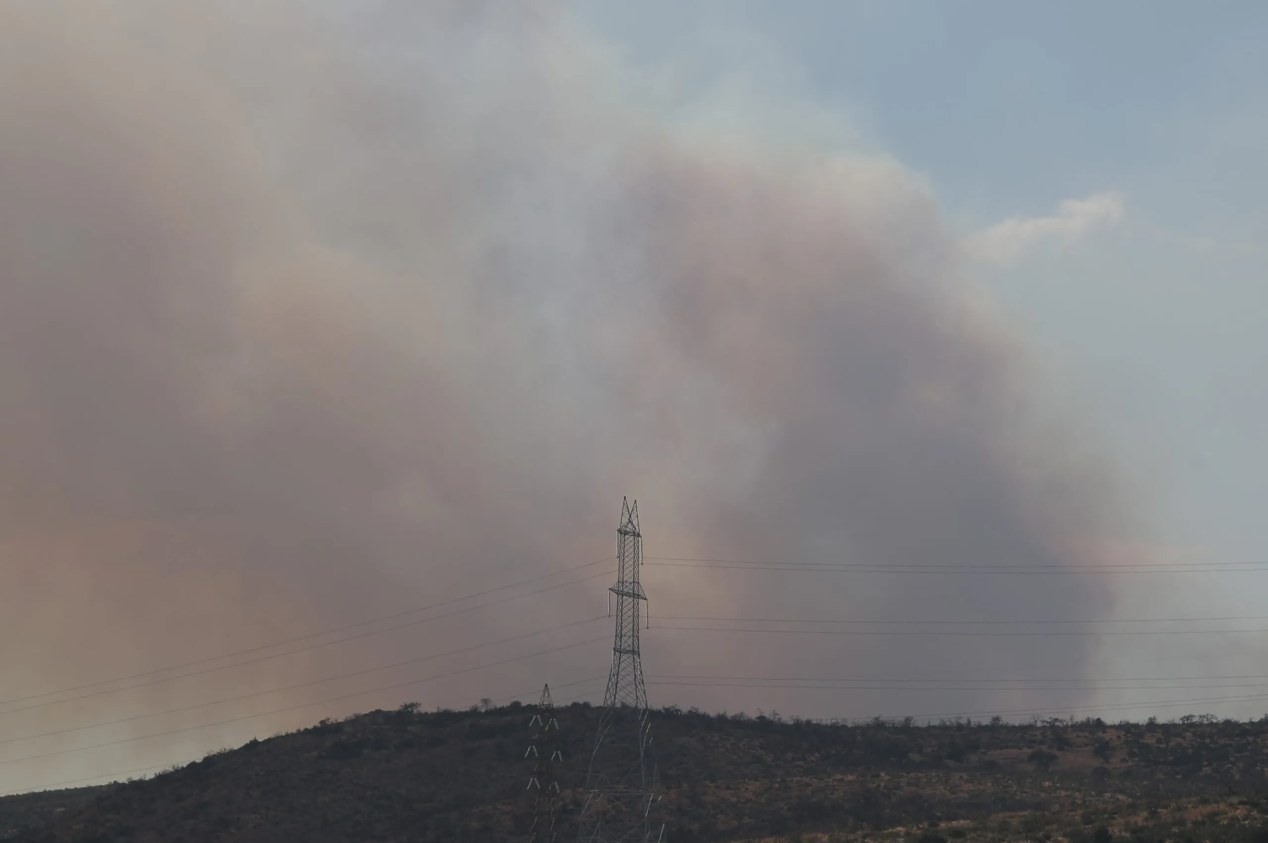 Πυκνός καπνός από τη φωτιά στην Οινόη Αττικής
