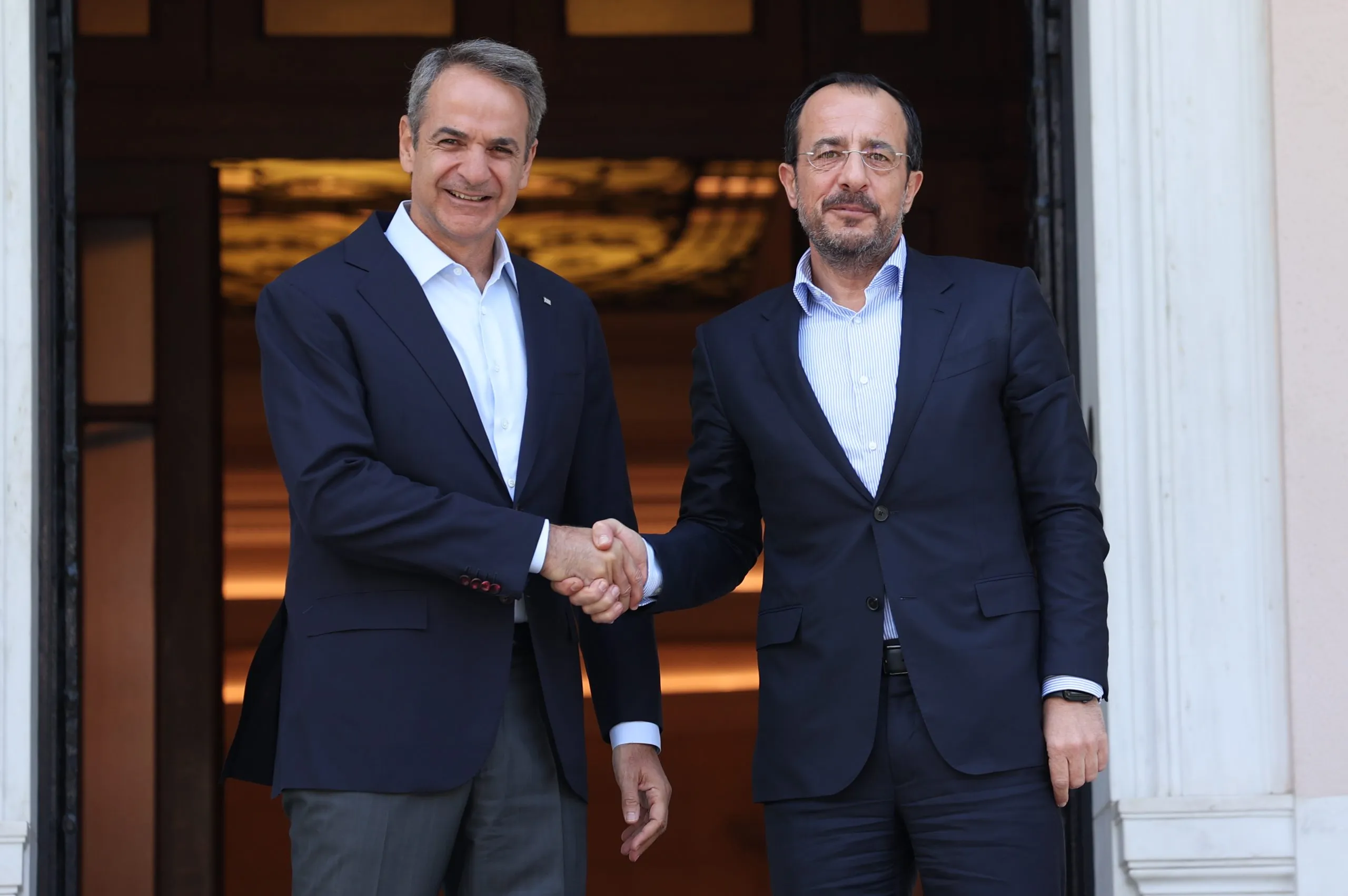 Μητσοτάκης και Χριστοδουλίδης σε συνάντηση στο Μέγαρο Μαξίμου
