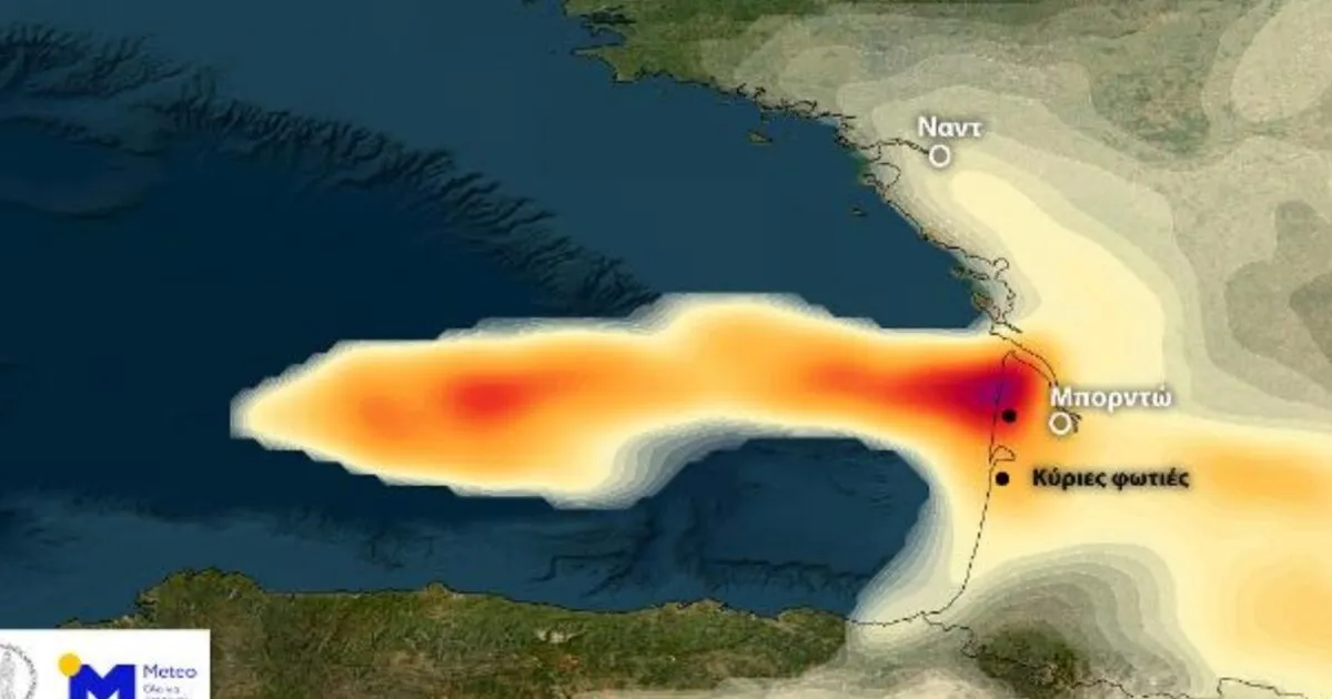 Πυρκαγιά και σύννεφο καπνού πάνω από δάσος στη Γαλλία